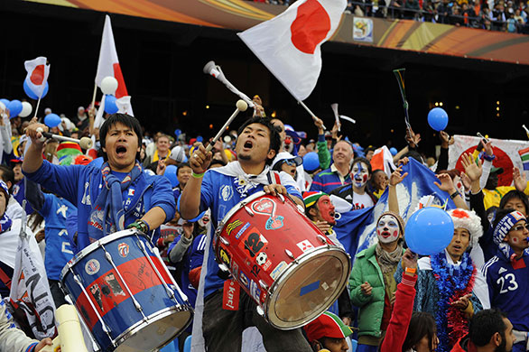 Japan-fans-bang-the-drums-015