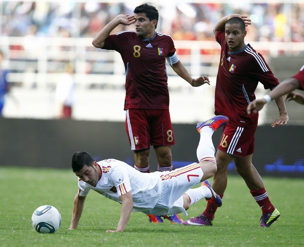 Two Venezuela players do the choreography for Bart Simpson's 'I didn't do it' single.
