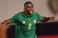 Samuel Etoo arms out