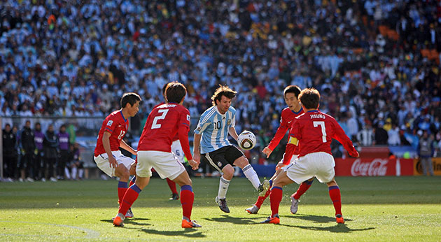 Messi-is-well-marked-by-t-002