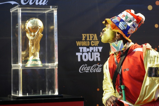 FBL-WC2010-TROPHY-SAFRICA-CAPE TOWN