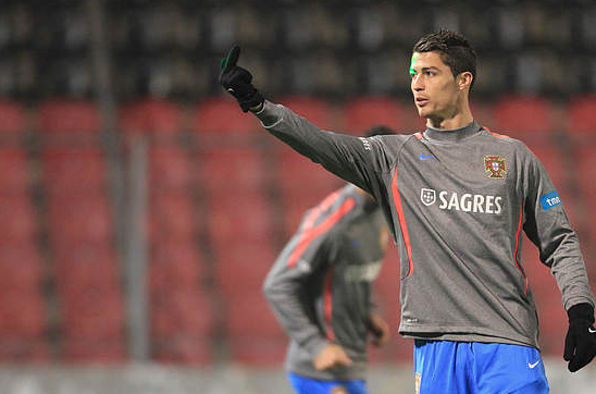 bosnia_fans_shine_lasers_in_ronaldos_eyes_ronaldo_gives_the_finger